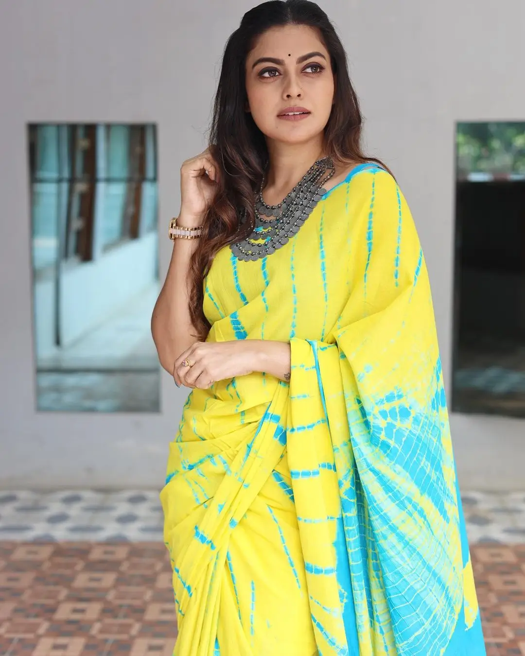 ANUSREE NAIR IN TRADITIONAL LEMON YELLOW SAREE SLEEVELESS BLOUSE 1